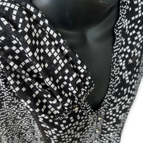 🌸4/$20🌸 Black and White Checkered Longsleeve V-Neck Blouse - Picture 3 of 11